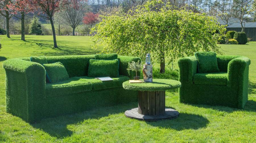 sofa con erba artificiale