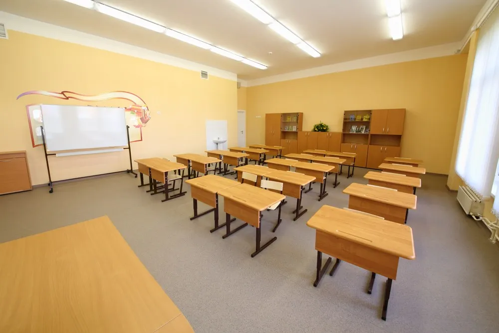 Esempio di pavimentazione monolitica in pvc in aula scolastica