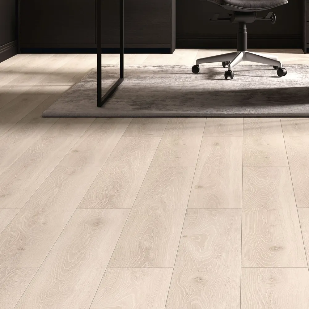 Pavimento in laminato colore rovere chiaro