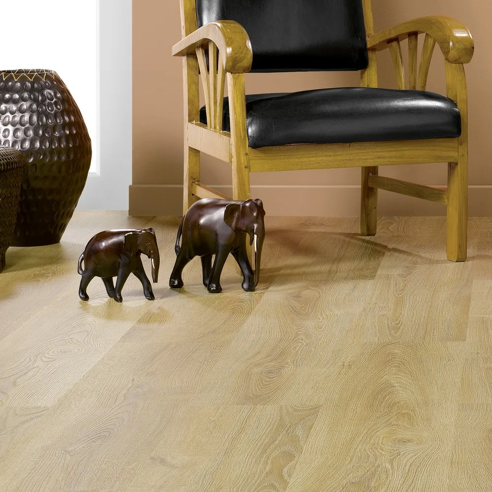 Immagine Ambiente con pavimentazioni laminato effetto legno rovere chiaro