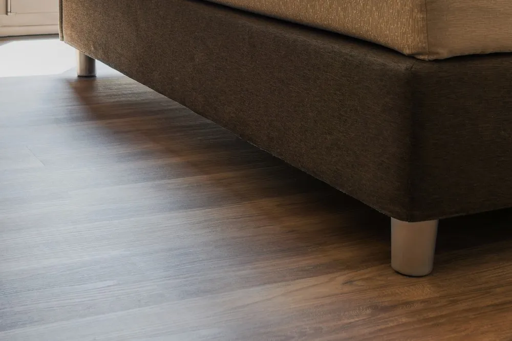SPC Pavimento SPC effetto parquet in legno scuro stonalizzato Pavimento finto legno scuro
