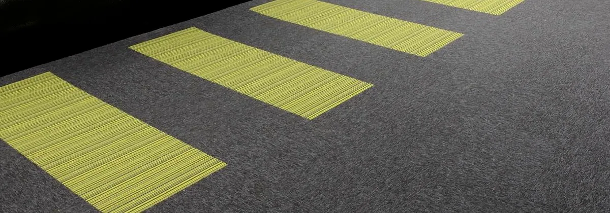 moquette in quadrotte posa con inserti colore