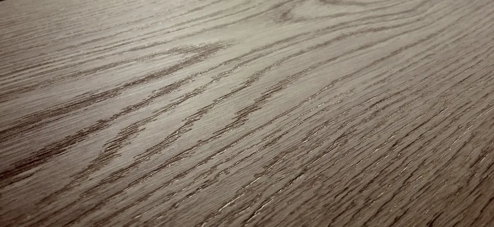 Particolare della lavorazione sincronizzata su pavimento in laminato Parkover SRplus