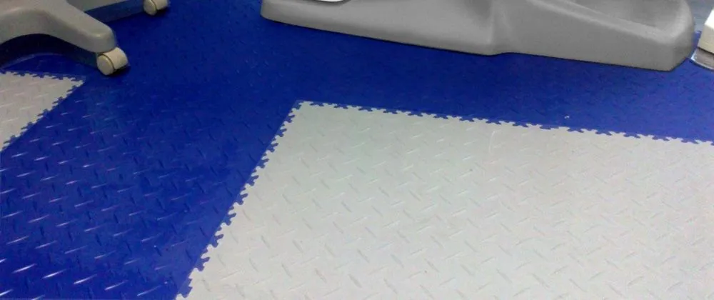 pavimento pvc a incastro