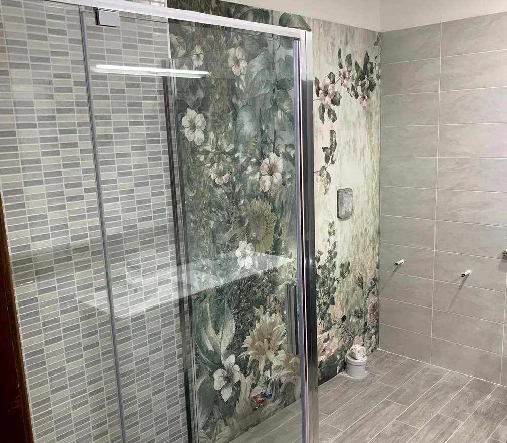 carta da parati su una sola parete del bagno