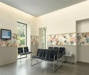 Esempio fascia alta da parete in ambulatorio medico