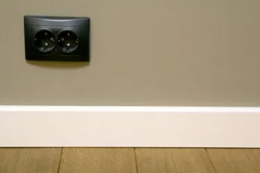 BATTISCOPA BIANCO | Zoccolino bianco alto 100% legno laccato