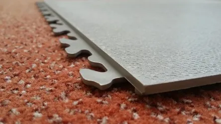 Tile HD-Hide piastrella autoposante in PVC con incastri a scomparsa