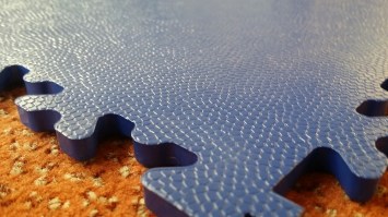Tile HD Pavimenti in PVC Uso Industriale - Superficie bucciata antiscivolo