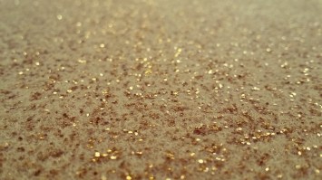 Pavimento con glitter oro [ particolare dei glitter ]